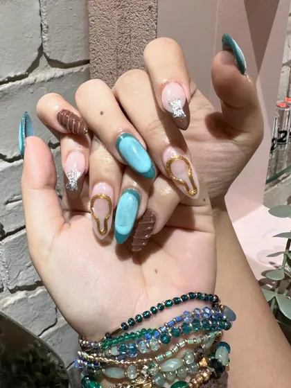 A masterpiece in miniature. This set combines different colors and textures, including a detailed, hand-painted pattern, for a truly artistic manicure.