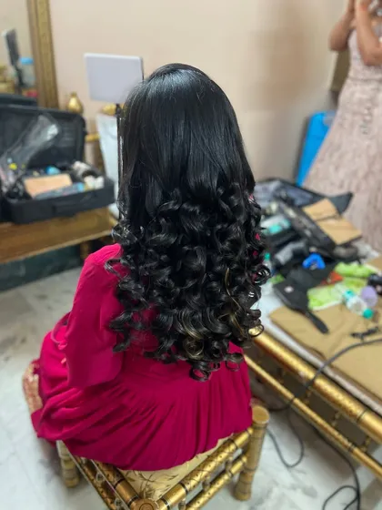 Bouncy, defined curls for a party look. This open hairstyle is glamorous and fun, perfect for adding volume and movement.