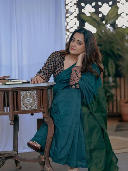 For this vintage-themed shoot with Spruha Varad, I chose a deep green saree and a block-printed blouse to evoke an old-world charm.
