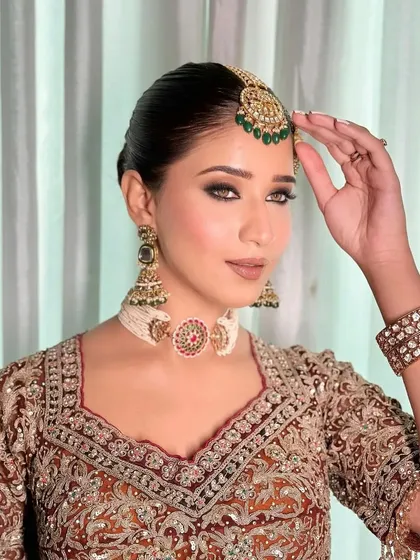 A portrait of the Marwar bride. The styling is all about creating a look that feels authentic, royal, and deeply rooted in heritage.