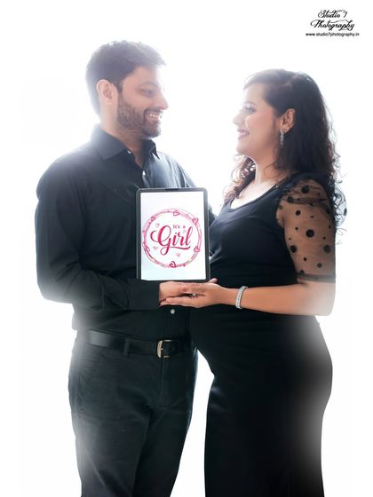 A fun and modern gender reveal shot done in the studio. Using a tablet is a great way to announce "It's a Girl!" in a clean and stylish portrait.