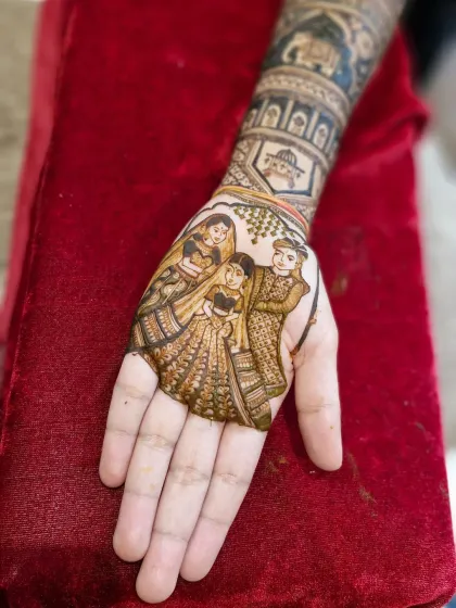 A close-up of a heartwarming family portrait on the palm. This design captures the bride with her parents, a beautiful way to honor them on her wedding day.