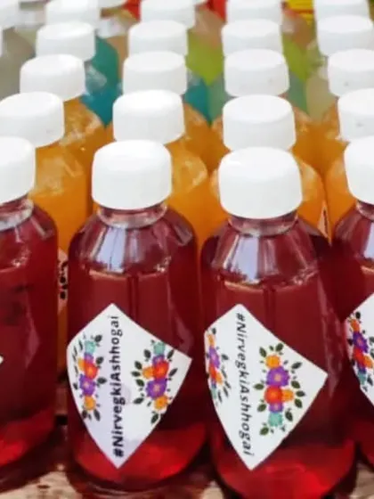 Take the party home with you. I can prepare batches of pre-mixed cocktails or mocktails in these personalized bottles, complete with custom labels featuring your wedding hashtag, serving as a perfect wedding favor.