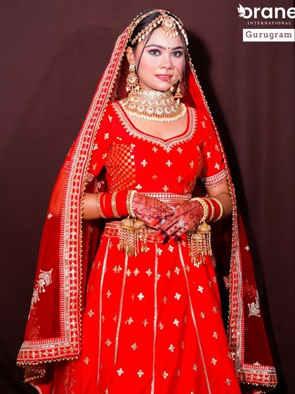 A full length shot of a classic bridal pose. Portfolio development is a key part of my courses, and I guide students on how to direct models for the best results.