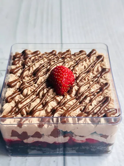 This assorted dessert tub gift box is perfect for any occasion. It includes four of my most-loved flavors: Lotus Biscoff Cheesecake, Tiramisu Tres Leches, Chocolate Overload, and Choco Nutella Mousse with Strawberries.