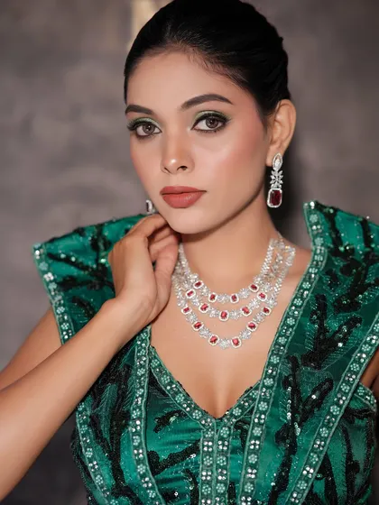 In my course, you will also master modern, glamorous makeup. This is a cocktail look we created, focusing on a sharp, defined eye and glowing skin, perfect for evening events and parties.