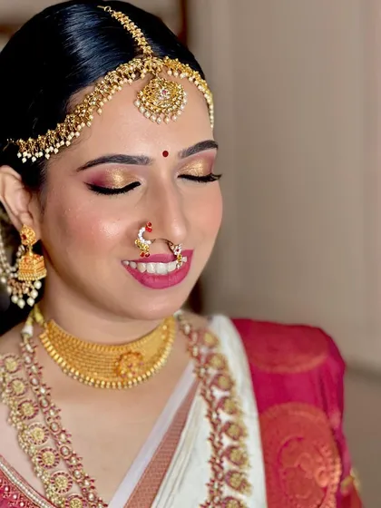 A close-up of the beautiful eye makeup for this Iyengar bride. The look is traditional with a touch of modern shimmer.
