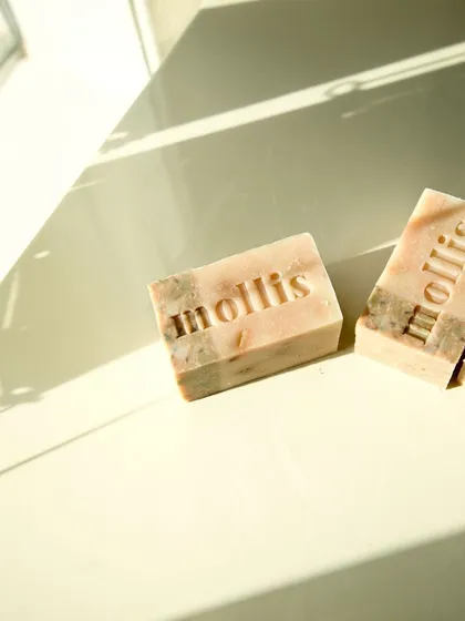 The warm, comforting scent of this soap lingers on your skin long after your bath.