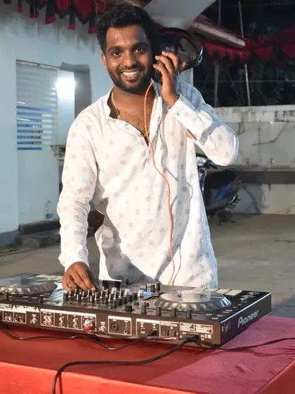 A simple setup for a smaller gathering. I can scale my equipment up or down to perfectly suit the size and style of your event.
