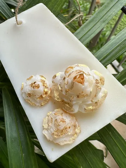 A lavender-scented peony wax tablet, featuring handcrafted peonies for a beautiful touch.