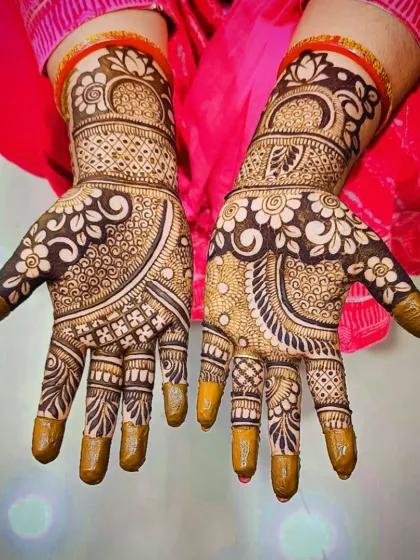 A clear view of the palms, showing the beautiful contrast between the bold flowers and the delicate filler patterns.