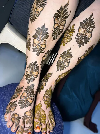 Another angle of the bow-like floral motifs on the legs. This is a great option for a bride who wants something different.