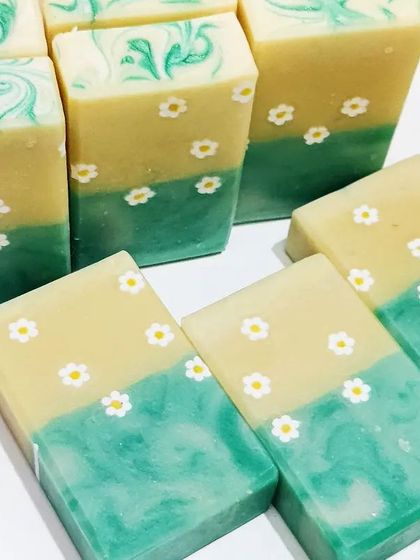 These fresh Aloe Vera soaps feature tiny, delicate soap dough daisies that run through the entire bar.