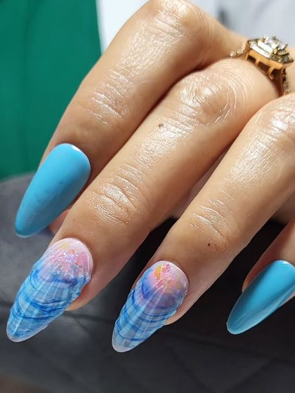 Beautiful beach nails with a trendy twist. This set features a sculpted shell texture for a unique, ocean-inspired look.