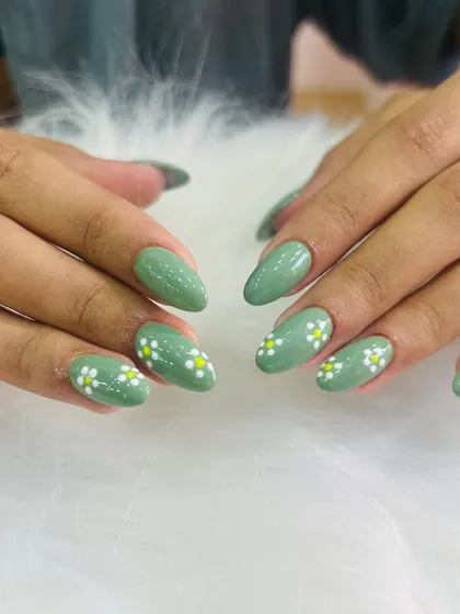 A lovely olive green base adorned with simple, hand-painted white and yellow daisies for a fresh, natural look.