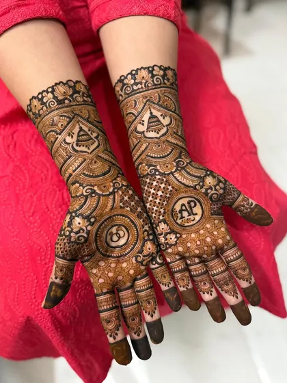 This engagement design includes the couple's initials 'A' and 'P' and wedding rings. The temple-like motifs on the arms add a traditional touch to this personalized design.
