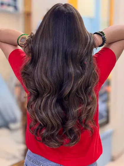An obsession-worthy Toffee hair color. The mix of light and dark brown tones creates a rich, multi-dimensional effect.