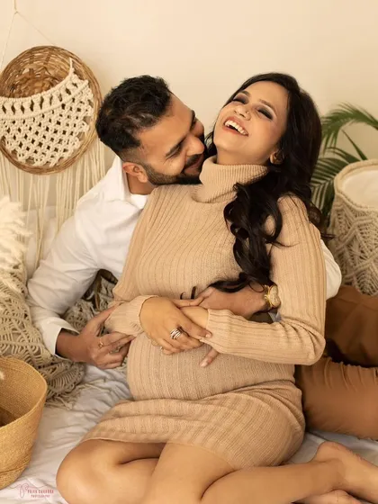 There is nothing more beautiful than capturing pure, unscripted laughter. These cozy, in-home lifestyle sessions are perfect for capturing the authentic connection and joy as you wait for your little one.