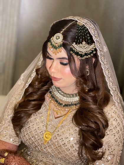 Soft & Ethereal: Pastel, White & Gold Looks photo 9