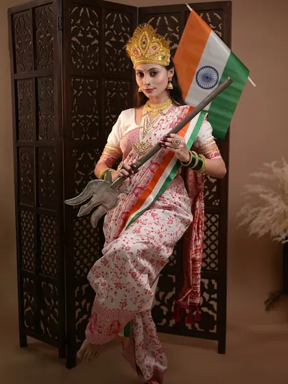 The Bharat Mata look with a trishul, symbolizing strength and courage.