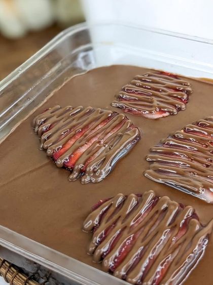 The top view of our Boozy Nutella Strawberry tub, featuring sliced strawberries elegantly drizzled with more Nutella. It’s a preview of the delicious layers that lie beneath.