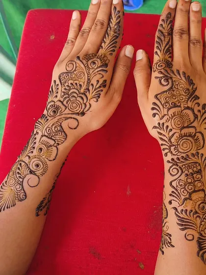 A delicate and elegant floral vine design. This is a great option for guests at a wedding or for someone who prefers a more minimalist mehndi style.
