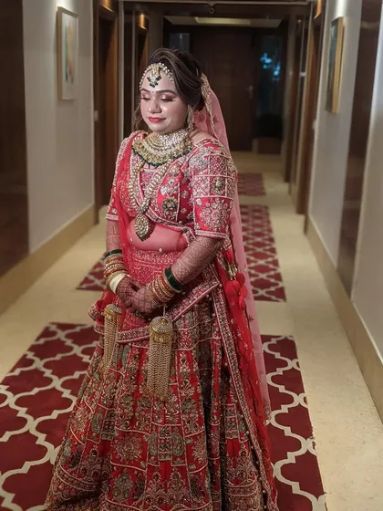 The soft glam makeup with a hint of shimmer on the eyes makes this bride look absolutely ethereal.