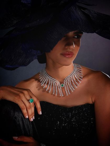 A full view of the fan-like diamond and emerald necklace from Purab Paschim, epitomizing luxury and unique design.