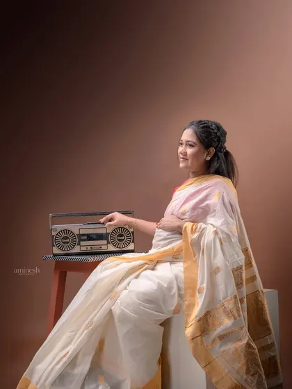 A creative shot from the same traditional session, featuring a vintage radio prop. This adds a nostalgic and unique element to their maternity photoshoot.
