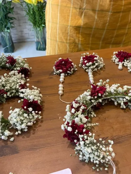 Another beautiful set of bridal flower jewellery ready for delivery. Made with red and white flowers, this set is perfect for the Haldi ceremony and can be ordered online.