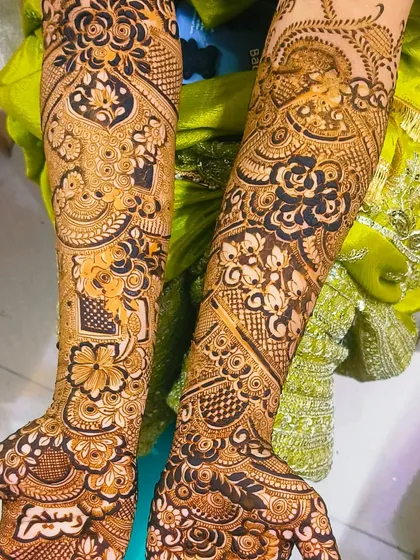 This is a full bridal mehandi that covers the hands and arms with very fine, detailed work. I mixed traditional floral patterns with modern elements to create a rich and heavy look, perfect for a bride on her wedding day.