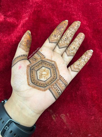 The minimalist design with simple finger details, creating a light and elegant look.