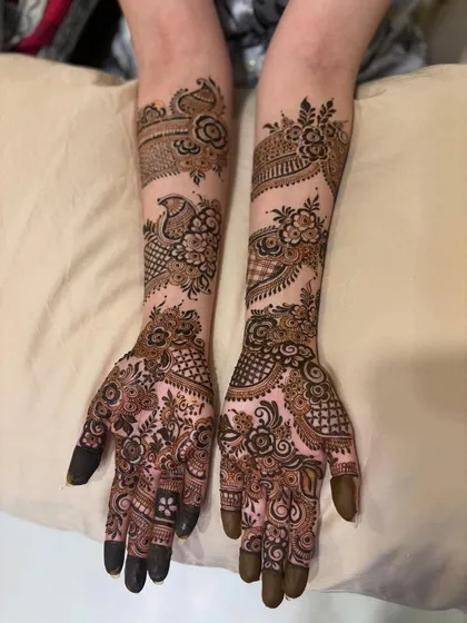 A non-bridal Indo-Arabic design featuring elegant peacocks and floral bands. This style has more open space, which really makes the motifs stand out.