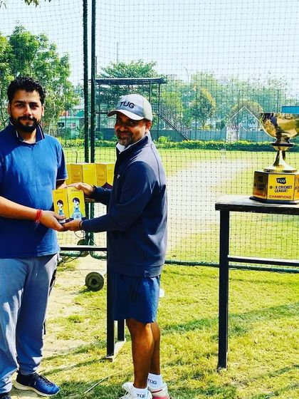 Presenting an award to a player from the TUG Blaster 2.0 team, the winners of this Box Cricket League edition.