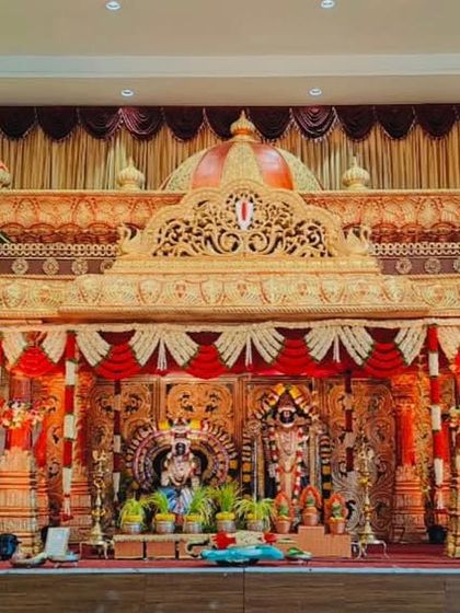 A full frontal view of the grand temple-style mantap. The sheer scale and opulence of this setup are designed to create a breathtaking experience for both the couple and their guests.