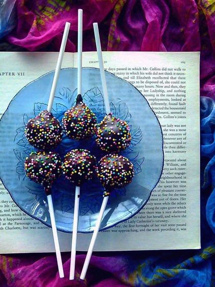 A little reading and a little sweetness. These classic chocolate cake pops with rainbow sprinkles are the perfect companion for a quiet moment.