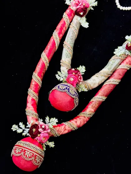 A beautiful fabric garland with decorative balls, perfect for decorating your home or as a non-edible festive accessory.