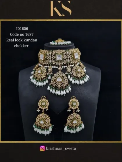 A timeless version of the real-look Kundan choker with white pearls and green beads. This elegant combination is versatile and can be worn with many different outfits.