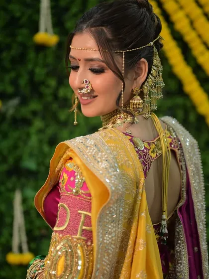 A close-up on the details of this Maharashtrian engagement look. The soft makeup and beautifully styled hair with traditional accessories create a look that is both authentic and picture-perfect.