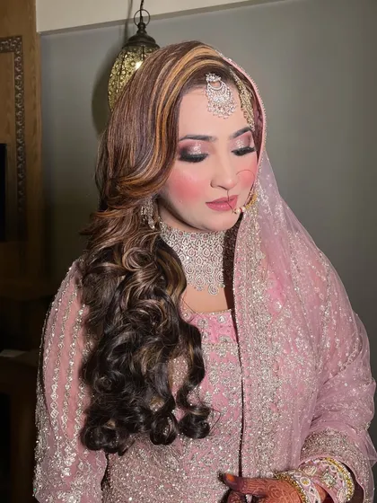 HD bridal glam for our stunner. This look features soft pink eyeshadow and a matching lip, with beautiful curls and highlights in her hair.