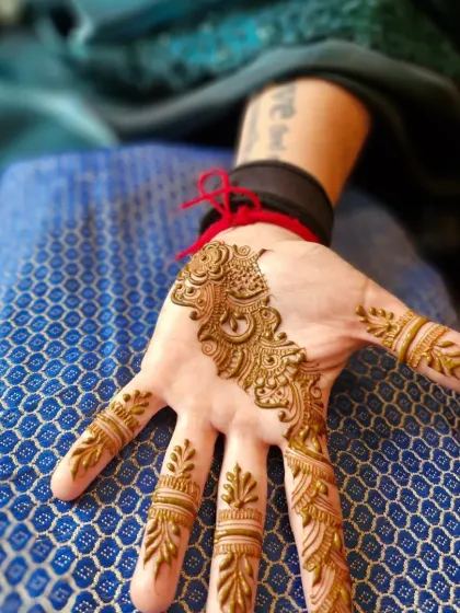 Another look at the simple Arabic vine, a classic choice for party mehendi. It's quick to apply and looks beautiful.