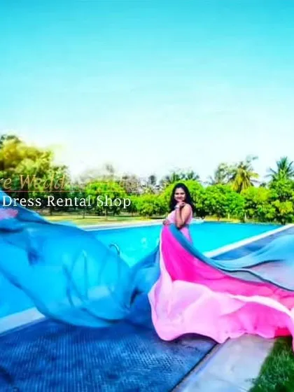 Create a splash with this unique dual-tone flying tail gown in shades of blue and pink. The lightweight fabric is designed to catch the wind, producing spectacular, colorful effects for a truly dynamic poolside or beach maternity shoot.