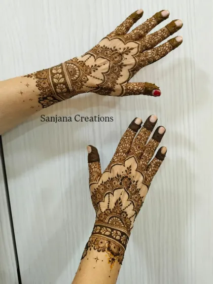 A stunning back-hand design with intricate jaal patterns and a delicate wristband, perfect for a wedding guest or bridesmaid.