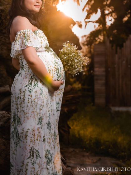 Capturing the perfect golden hour light. This solo maternity photo has a warm, sun-kissed feel that enhances the peaceful and radiant expression of the mom-to-be.