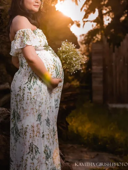 Capturing the perfect golden hour light. This solo maternity photo has a warm, sun-kissed feel that enhances the peaceful and radiant expression of the mom-to-be.