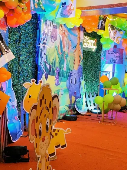 Another detailed shot of the jungle party stage decor.