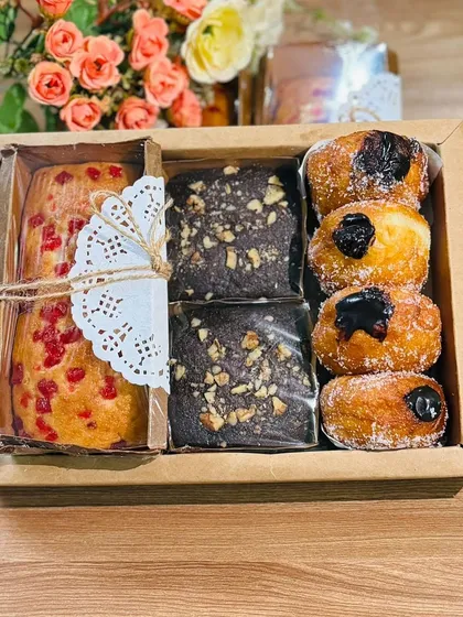 This budget-friendly hamper option offers a great variety without compromising on quality. It includes two tutti frutti muffins, two walnut brownies, and four jam-filled doughnuts, neatly packed in a window box.