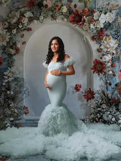 Our beautiful floral archway setup, this time with a cool-toned palette of blues and reds, perfectly complementing the light blue mermaid gown.
