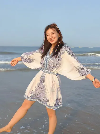 A joyful beach portrait taken with the Oppo Reno 11 Series. The shot is bright and full of life, showcasing the camera's excellent color reproduction and sharpness in daylight.