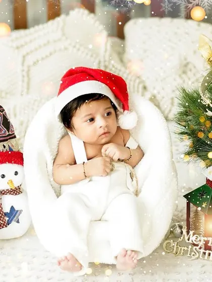 This little one is all ready for Santa's visit. Our Christmas set includes charming props like a miniature snowman and Christmas tree to create a complete holiday scene.